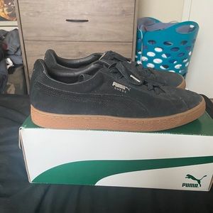 Men’s black suede pumas